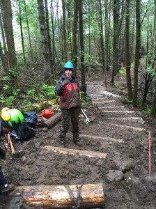 Francis en pleine construction de marche en talus!  
