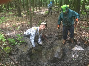 Un bel exemple du genre de terrain avec lequel nous avons dû vivre avec!  On a pu constater que Rocky aime beaucoup la boue!  Il en ramène un peu chaque soir!  
