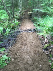 Et voilà le résultat final!  Le sentier est prêt à être marché, les roches sont couverts de terre minérale.  Une belle réealisation pour notre équipe!  Bravo les gars!
