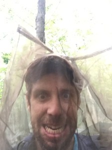 Sébastien qui est bien déterminé à faire abstraction des mouches à chevreuil!