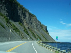 Passé Ste-Anne-des Monts, là où la route est à la même hauteur que le Fleuve St-Laurent! Avec du vent et les fenêtres ouvertes, c'est magnifique!