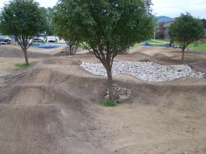 Une piste de pompe (pumptrack) à Baie St-Paul. Le but est de faire le tour sans pédaler en 