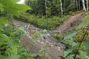 Un méga-berm dans un half-pipe (demi-lune) naturel au mont Béchervaise. Toute une piste de descente qui fut construite!