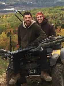 Maxime et Junior faisant les bad-ass!  Un bike sur les genoux, la plaque en arrière!  Rien ne leur fait peur!
