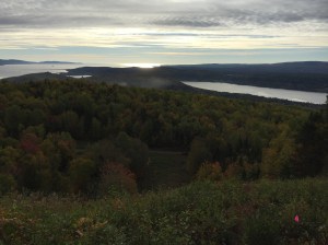 Percé au loin, l'horizon s'étend devant nos yeux.  