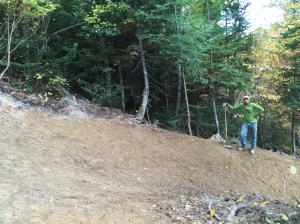 Sébastien entrain de travailler sur un des virages du mur.  Ça donne une idée de l'envergure du projet!  Longueur du virage : approximativement 40-50 pieds.