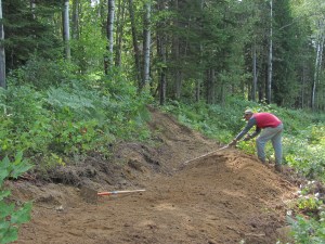 Sébastien entrain de sculpter un berm (virage incliné servant comme appui lorsqu'on arrive à toute vitesse).